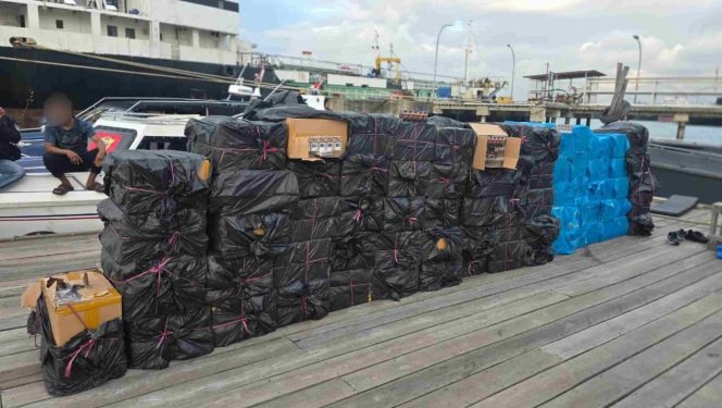
					Tumpukan barang kena cukai berupa rokok tanpa pita cukai yang berhasil diamankan Bea Cukai Batam dalam salah satu operasi penindakan di wilayah perairan Batam. Sepanjang Januari hingga pertengahan Juni 2026, Bea Cukai Batam mencatat 83 penindakan di sektor barang kena cukai dengan total lebih dari 4,7 juta batang rokok ilegal berhasil diamankan.