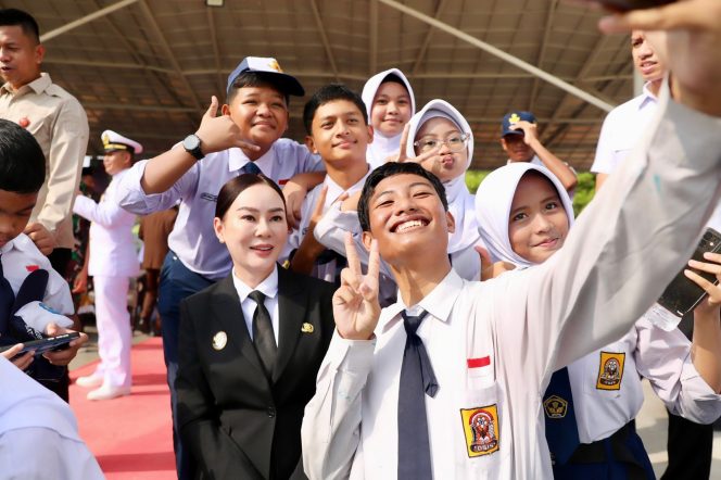 
					Sejumlah siswa berswafoto bersama Plh Wali Kota Batam, Li Claudia Chandra, usai upacara peringatan Hari Lahir Pancasila di Dataran Engku Putri, Batamcentre, Senin (1/6/2026). Foto : Istimewa