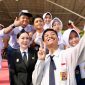 Sejumlah siswa berswafoto bersama Plh Wali Kota Batam, Li Claudia Chandra, usai upacara peringatan Hari Lahir Pancasila di Dataran Engku Putri, Batamcentre, Senin (1/6/2026). Foto : Istimewa