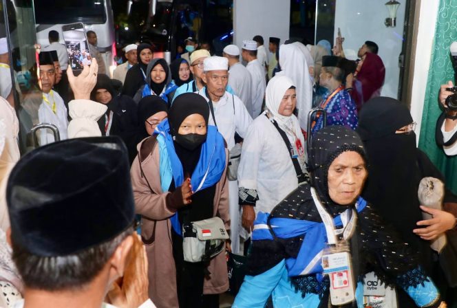 
					Sejumlah jemaah haji Kloter 1 Debarkasi Batam tiba di Asrama Haji Batam, Senin (1/6/2026). Foto : Istimewa