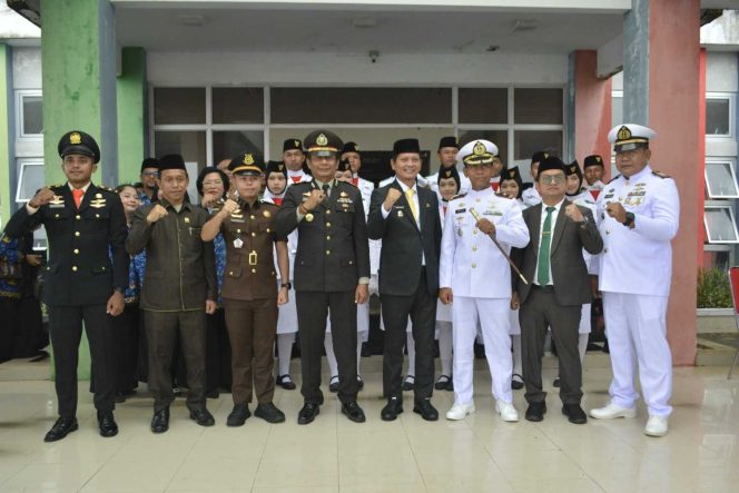 
					Wakil Bupati Kepulauan Anambas Raja Bayu Febri Gunadian berfoto bersama unsur Forkopimda dan Paskibraka usai Upacara Hari Lahir Pancasila 2026 di halaman Kantor Bupati Kepulauan Anambas, Pasir Peti, Senin (1/6/2026). (Foto: Diskominfo Anambas). 