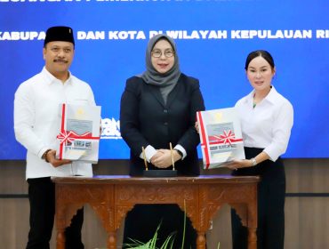 Plh Wali Kota Batam, Li Claudia Chandra, menerima LKPD Tahun Anggaran 2025 di Kantor BPK Perwakilan Provinsi Kepulauan Riau, Selasa (2/6/2026). Foto - Istimewa
