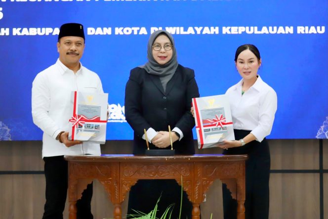 
					Plh Wali Kota Batam, Li Claudia Chandra, menerima LKPD Tahun Anggaran 2025 di Kantor BPK Perwakilan Provinsi Kepulauan Riau, Selasa (2/6/2026). Foto - Istimewa