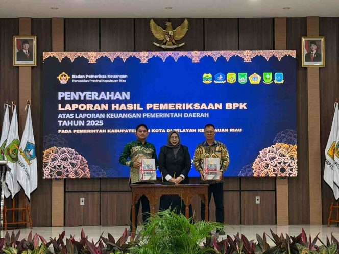 
					Bupati Kepulauan Anambas bersama Ketua DPRD Kepulauan Anambas menerima Laporan Hasil Pemeriksaan (LHP) BPK RI atas Laporan Keuangan Pemerintah Daerah (LKPD) Tahun Anggaran 2025 yang diserahkan oleh BPK RI Perwakilan Provinsi Kepulauan Riau di Auditorium Kantor BPK Kepri, Batam, Selasa (2/6/2026). Pemkab Anambas kembali meraih Opini Wajar Tanpa Pengecualian (WTP). (Istimewa)