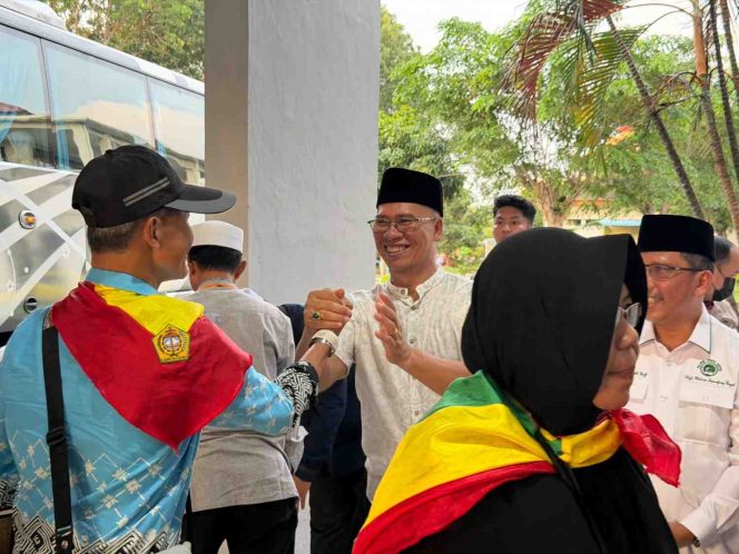 
					Bupati Kepulauan Anambas, Aneng menyambut dan menyalami jamaah haji asal Kabupaten Kepulauan Anambas yang tergabung dalam Kloter BTH 01 setibanya di Asrama Haji Batam, Selasa (2/6/2026).