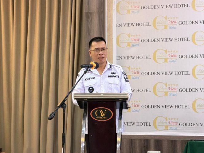 
					Bupati Kepulauan Anambas, Aneng, memberikan sambutan sekaligus membuka secara resmi Pelatihan Pengawasan Keamanan Pangan Siap Saji Berbasis Risiko bagi Tenaga Sanitasi Lingkungan Tahun 2026 yang digelar DinkesPPKB Kabupaten Kepulauan Anambas bekerja sama dengan Bapelkes Batam di Golden View Hotel, Batam, Rabu (3/6/2026).