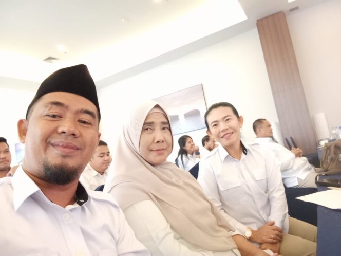 
					Sekretaris DPC Partai Gerindra Kabupaten Kepulauan Anambas, Afrizal (kiri), berfoto bersama peserta kegiatan usai mengikuti agenda yang berkaitan dengan Program Makan Bergizi Gratis (MBG). Afrizal menyatakan dukungannya terhadap pergantian pimpinan Badan Gizi Nasional (BGN) dan berharap operasional dapur MBG di Anambas dapat segera berjalan maksimal. (Istimewa)