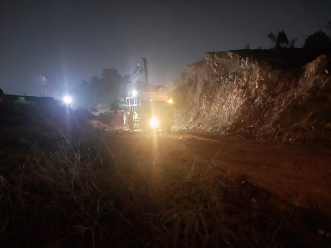 
					Aktivitas cut and fill menggunakan alat berat dan kendaraan pengangkut tanah berlangsung di kawasan Jalan Brigjen Katamso, Kota Batam, pada malam hari. Kegiatan tersebut menjadi sorotan setelah warga mengeluhkan debu yang ditimbulkan dari mobilisasi material tanah di lokasi.