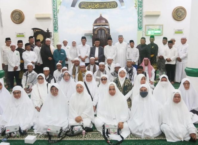 
					Wakil Bupati Kepulauan Anambas, Raja Bayu Febri Gunadian, S.E., bersama Ketua GOW Kabupaten Kepulauan Anambas, Ny. Kustiorini Raja Bayu, berfoto bersama jamaah haji Kabupaten Kepulauan Anambas usai acara penyambutan kepulangan Jamaah Haji Tahun 1447 H/2026 M di Masjid Besar Baiturrahim, Rabu (3/6/2026). (Foto: Diskominfo Anambas)
