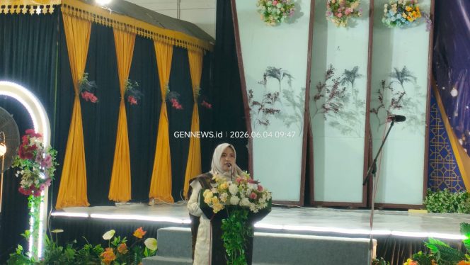 
					Kepala SMP Negeri 2 Siantan, Siti Hajar, S.Pd., menyampaikan sambutan sekaligus mengumumkan kelulusan 100 persen bagi 79 siswa kelas IX pada Prosesi Serah Terima dan Kelulusan Tahun Ajaran 2025/2026 yang digelar di Gedung BPMS, Kabupaten Kepulauan Anambas, Kamis (4/6/2026). (Foto: GenNews.id)