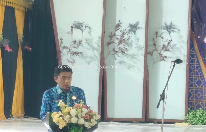
					Jeprizal menyampaikan sambutan mewakili Ketua Alumni SMPN 2 Siantan pada Prosesi Serah Terima dan Kelulusan 79 siswa kelas IX di Gedung BPMS, Kabupaten Kepulauan Anambas, Kamis (4/6/2026).