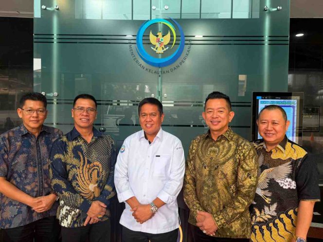 
					Bupati Kepulauan Anambas, Aneng, berfoto bersama Direktur Pesisir dan Pulau-Pulau Kecil Kementerian Kelautan dan Perikanan (KKP), Dr. Ahmad Aris, S.P., M.Si., beserta jajaran usai pertemuan koordinasi terkait pemanfaatan kawasan konservasi dan percepatan pengurusan Kesesuaian Kegiatan Pemanfaatan Ruang Laut (KKPRL) bagi nelayan serta pelaku usaha perikanan kecil di Jakarta, Kamis (4/6/2026).