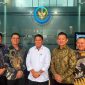 Bupati Kepulauan Anambas, Aneng, berfoto bersama Direktur Pesisir dan Pulau-Pulau Kecil Kementerian Kelautan dan Perikanan (KKP), Dr. Ahmad Aris, S.P., M.Si., beserta jajaran usai pertemuan koordinasi terkait pemanfaatan kawasan konservasi dan percepatan pengurusan Kesesuaian Kegiatan Pemanfaatan Ruang Laut (KKPRL) bagi nelayan serta pelaku usaha perikanan kecil di Jakarta, Kamis (4/6/2026).