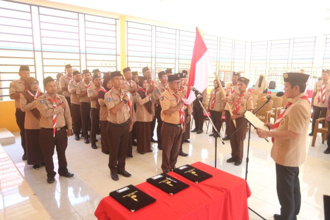
					Wakil Bupati Kepulauan Anambas, Raja Bayu Febri Gunadian, S.E., selaku Ketua Kwartir Cabang (Kwarcab) Gerakan Pramuka Kepulauan Anambas memimpin prosesi pelantikan Pengurus Majelis Pembimbing Ranting (Mabiran), Kwartir Ranting (Kwarran), dan Lembaga Pemeriksa Keuangan (LPK) Kwarran Siantan Selatan masa bakti baru di Aula Kantor Camat Siantan Selatan, Kamis (4/6/2026).