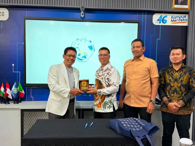 
					Bupati Kepulauan Anambas, Aneng, dan Rektor Universitas Budi Luhur bertukar cendera mata usai penandatanganan kerja sama strategis di bidang pendidikan, riset, dan pengembangan SDM di Jakarta, Jumat (5/6/2026).