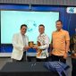 Bupati Kepulauan Anambas, Aneng, dan Rektor Universitas Budi Luhur bertukar cendera mata usai penandatanganan kerja sama strategis di bidang pendidikan, riset, dan pengembangan SDM di Jakarta, Jumat (5/6/2026).