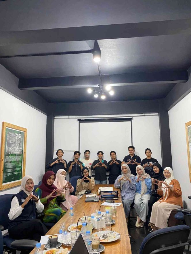 
					Peserta Focus Group Discussion (FGD) pemetaan demokrasi Kabupaten Kepulauan Anambas berfoto bersama usai diskusi mengenai partisipasi generasi muda dan penguatan demokrasi lokal di Pekanbaru, Kamis (4/6/2026).
