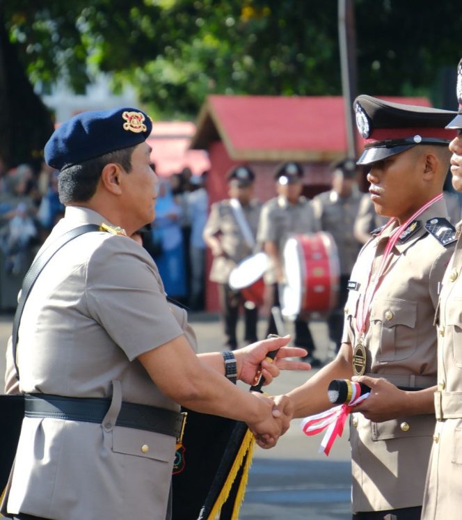 
					Bripda Moh. Nurtakhim (kanan), siswa Bintara Polri Gelombang I Tahun Anggaran 2026 asal pengiriman Polda Kepulauan Riau melalui Polresta Tanjungpinang, menerima penghargaan sebagai Siswa Terbaik Bidang Akademik dari pejabat SPN Batua Polda Sulawesi Selatan saat Upacara Penutupan Pendidikan, Pelantikan, dan Pengambilan Sumpah di Makassar, Kamis (4/6/2026).