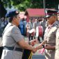 Bripda Moh. Nurtakhim (kanan), siswa Bintara Polri Gelombang I Tahun Anggaran 2026 asal pengiriman Polda Kepulauan Riau melalui Polresta Tanjungpinang, menerima penghargaan sebagai Siswa Terbaik Bidang Akademik dari pejabat SPN Batua Polda Sulawesi Selatan saat Upacara Penutupan Pendidikan, Pelantikan, dan Pengambilan Sumpah di Makassar, Kamis (4/6/2026).