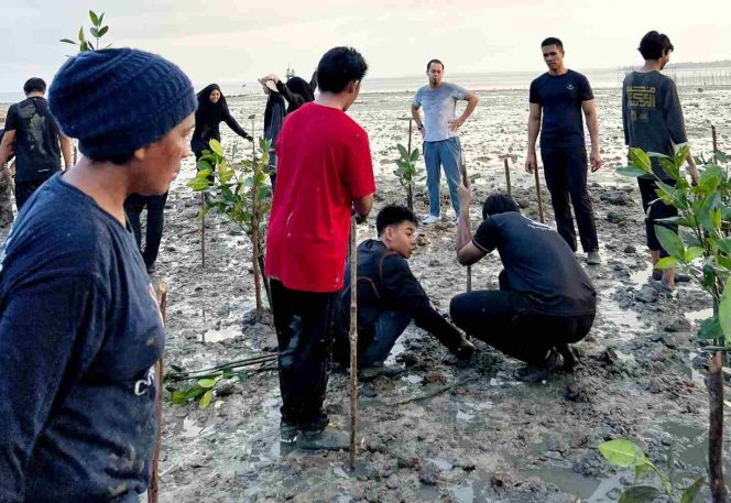 
					Sejumlah pelajar asal Singapura bersama masyarakat dan relawan Pulau Penyengat mengikuti kegiatan penanaman mangrove di kawasan pesisir Pulau Penyengat, Kota Tanjungpinang. 