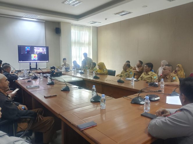 
					Sejumlah pimpinan OPD, unsur Forkopimda, LAM, dan BP2KKA mengikuti rapat koordinasi persiapan HUT ke-18 Kabupaten Kepulauan Anambas serta Tabligh Akbar Tahun Baru Islam 1448 H bersama Ustadz Das’ad Latif di Ruang Rapat Lantai II Kantor Bupati Kepulauan Anambas, Selasa (9/6/2026). Rapat dipimpin Sekda Sahtiar secara daring melalui Zoom Meeting