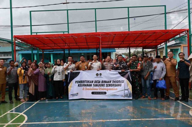 
					Kantor Imigrasi Kelas I Khusus TPI Batam bersama unsur pemerintah daerah, TNI-Polri, tokoh masyarakat, dan warga berfoto bersama usai peresmian Desa Binaan Imigrasi di RW 23 Kelurahan Tanjung Sengkuang, Kecamatan Batu Ampar, Kota Batam, Selasa (9/6/2026). 
