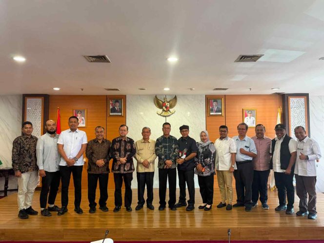 
					Bupati Kepulauan Anambas Aneng bersama Sekretaris Daerah Sahtiar dan jajaran Pemerintah Kabupaten Kepulauan Anambas berfoto bersama Tim Pansus Ranperda RTRW DPRD Provinsi Kepulauan Riau usai rapat sinkronisasi Rancangan Peraturan Daerah RTRW Provinsi Kepri di Graha Kepri, Batam, Rabu (10/6/2026).