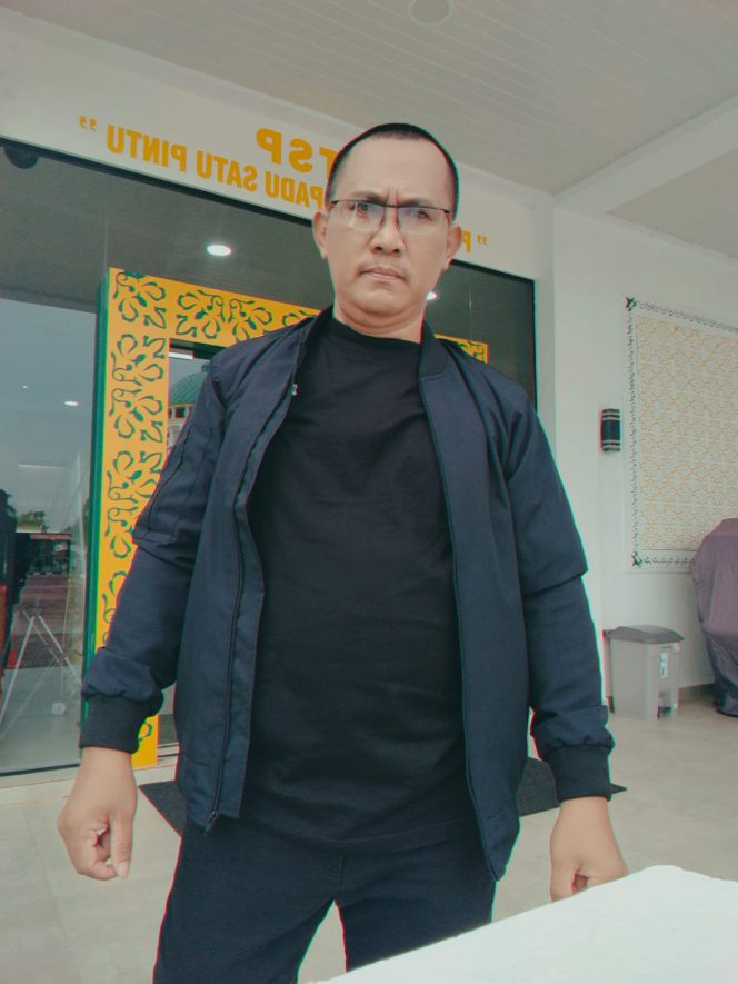 
					Ketua Gerakan Anak Melayu Negeri Riau (GAMNR) Tanjungpinang, Said Ahmad Syukri atau akrab disapa Sas Jhoni, meminta anggota DPRD Tanjungpinang berinisial S yang namanya dikaitkan dalam video viral dugaan pengiriman barang ilegal untuk segera memberikan klarifikasi kepada publik guna menghindari munculnya spekulasi liar di tengah masyarakat. (Dok/GAMNR)