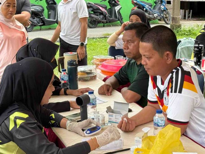 
					Wakil Bupati Kepulauan Anambas, Raja Bayu Febri Gunadian (kanan, baju putih), menjalani pemeriksaan kesehatan gratis saat peluncuran Program Jumat Siantan Berseri (JSB) di Lapangan Sulaiman Abdullah, Tarempa, Jumat (12/6/2026). 