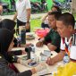 Wakil Bupati Kepulauan Anambas, Raja Bayu Febri Gunadian (kanan, baju putih), menjalani pemeriksaan kesehatan gratis saat peluncuran Program Jumat Siantan Berseri (JSB) di Lapangan Sulaiman Abdullah, Tarempa, Jumat (12/6/2026). 
