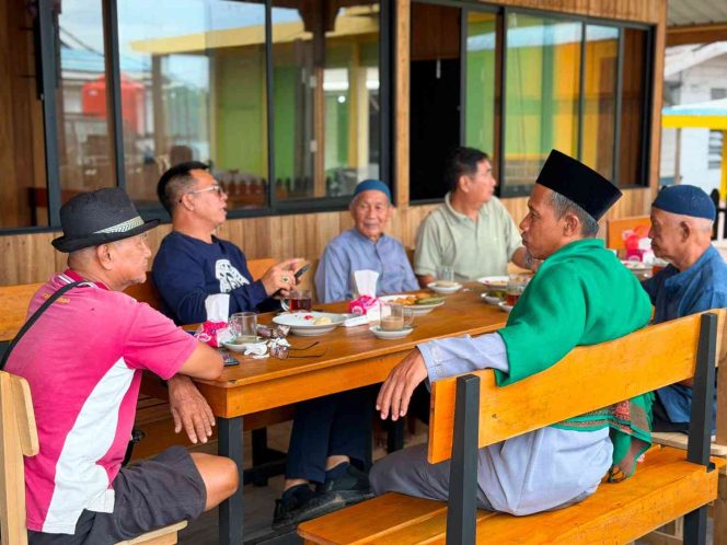 
					Bupati Kepulauan Anambas Aneng (dua dari kiri) berdialog dengan tokoh masyarakat dan tokoh agama Kelurahan Letung, Kecamatan Jemaja, Jumat (12/6/2026)