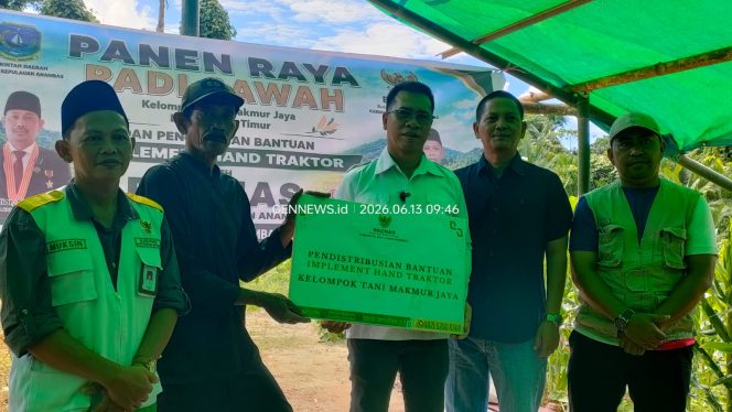 
					Bupati Kepulauan Anambas Aneng didampingi Wakil Bupati Raja Bayu menyerahkan secara simbolis bantuan implement hand traktor dari BAZNAS Kabupaten Kepulauan Anambas kepada Kelompok Tani Makmur Jaya di Desa Pesisir Timur, Sabtu (13/6/2026).