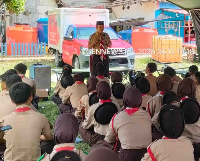 
					Sekretaris Bidang Organisasi, Manajemen, dan Hukum Kwarcab Gerakan Pramuka Kepulauan Anambas, Ardian, memberikan pembekalan penggunaan aplikasi “Ayo Pramuka” kepada peserta Training Center (TC) Jambore Nasional (Jamnas) 2026 di Lapangan Sepak Bola Sulaiman Abdullah, Tarempa, Sabtu (13/6/2026). 