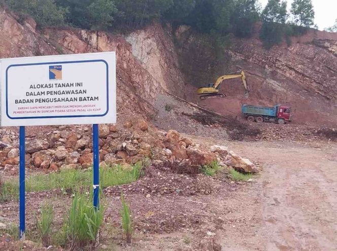 
					Aktivitas pematangan lahan (cut and fill) menggunakan alat berat terlihat berlangsung di kawasan Sekupang, Batam. Di lokasi terpasang papan bertuliskan 