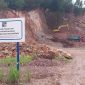 Aktivitas pematangan lahan (cut and fill) menggunakan alat berat terlihat berlangsung di kawasan Sekupang, Batam. Di lokasi terpasang papan bertuliskan 