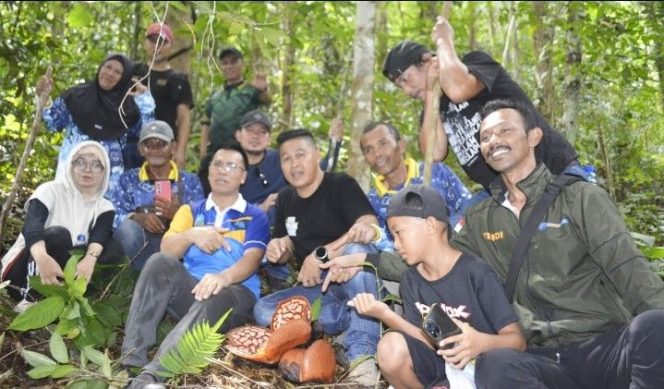 
					Bupati Kepulauan Anambas Aneng bersama Wakil Bupati Raja Bayu, insan media, dan warga berfoto bersama di Hutan Bukit Batu Tabir, Kecamatan Siantan, Minggu (14/6/2026), usai menemukan bunga Rafflesia yang sedang mekar. Momen tersebut menjadi bagian dari kegiatan jelajah alam sekaligus upaya promosi potensi ekowisata dan konservasi di Kabupaten Kepulauan Anambas. (Foto: Istimewa)
