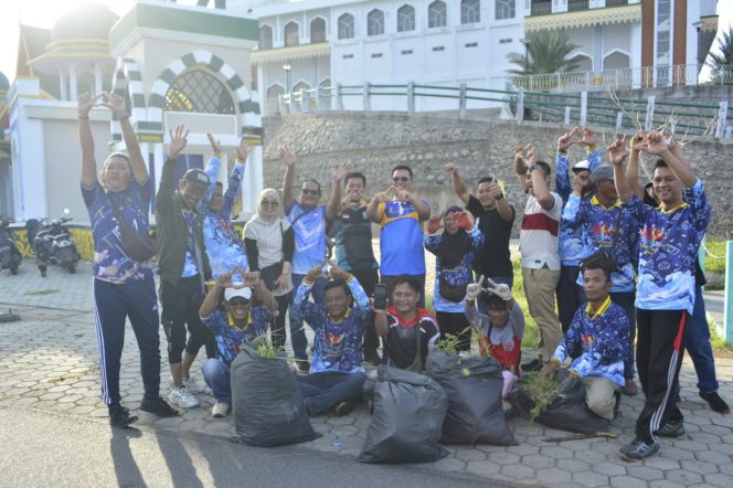 
					Bupati Kepulauan Anambas Aneng bersama Wakil Bupati Raja Bayu Febri Gunadian, jajaran OPD, ASN, dan insan pers berfoto usai melaksanakan gotong royong di kawasan Astaka Masjid Agung Baitul Ma’mur, Kecamatan Siantan, Minggu (14/6/2026).