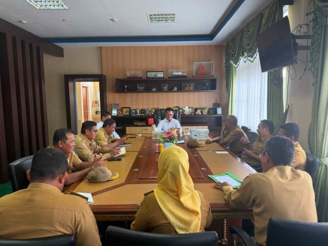 
					Bupati Kepulauan Anambas Aneng memimpin Rapat Koordinasi Pemerintahan Kecamatan se-Kabupaten Kepulauan Anambas di Ruang Rapat Bupati, Senin (15/6/2026). Rakor yang dihadiri Wakil Bupati Raja Bayu Febri Gunadian, Sekretaris Daerah Sahtiar, serta para camat ini membahas penguatan layanan publik, sinkronisasi program pembangunan, dan optimalisasi pelaksanaan pemerintahan di tingkat kecamatan. Foto: Istimewa.