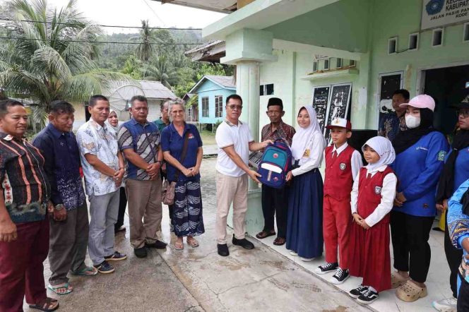 
					Bupati Aneng menyerahkan bantuan pendidikan dari wisatawan Kapal Pesiar Vega 1892 kepada siswa Desa Telaga Besar, Siantan Selatan, Selasa (16/6/2026).