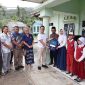 Bupati Aneng menyerahkan bantuan pendidikan dari wisatawan Kapal Pesiar Vega 1892 kepada siswa Desa Telaga Besar, Siantan Selatan, Selasa (16/6/2026).