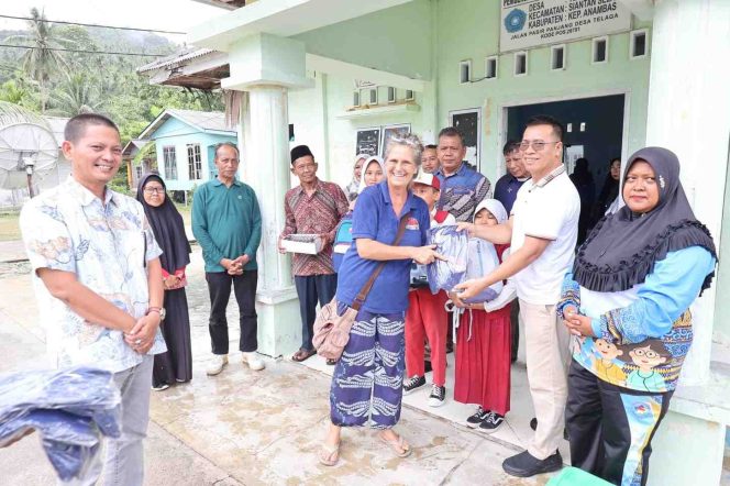 
					Bupati Kepulauan Anambas, Aneng (kanan), menerima secara simbolis bantuan pendidikan dari perwakilan wisatawan Kapal Pesiar Vega 1892, Mrs. Meggy, di Desa Telaga Besar, Kecamatan Siantan Selatan, Selasa (16/6/2026). 