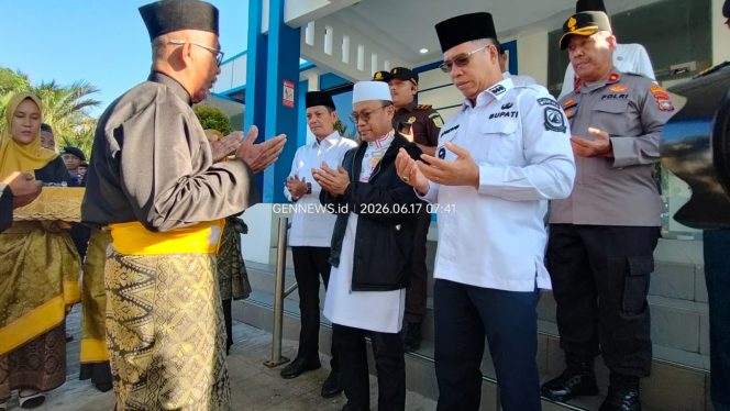 
					Bupati Kepulauan Anambas Aneng bersama Wakil Bupati Raja Bayu Febri Gunadian dan unsur Forkopimda menyambut kedatangan Ustadz Dr. H. Das’ad Latif di Bandara Matak, Rabu (17/6/2026).