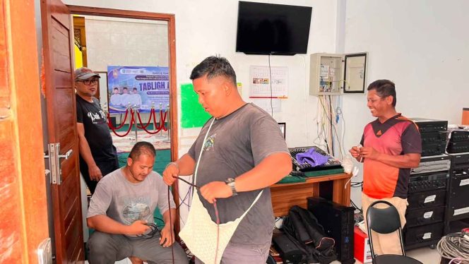 
					Tim Publikasi dan Dokumentasi Diskominfotik Kabupaten Kepulauan Anambas melakukan pengecekan perangkat teknis, jaringan, dan perlengkapan live streaming di Masjid Agung Baitul Ma’mur, Tarempa, Rabu (17/6/2026).