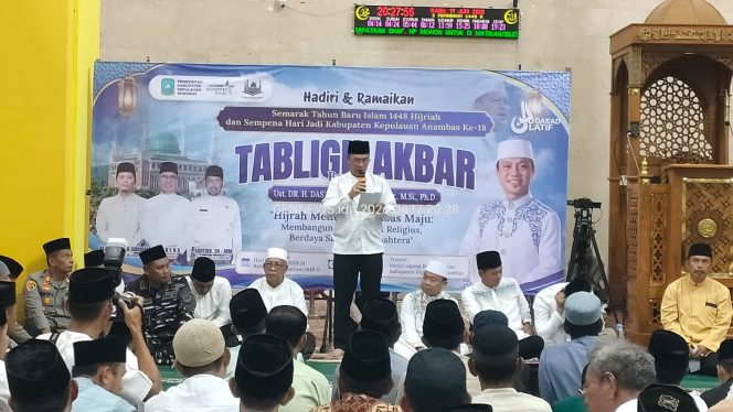 
					Bupati Kepulauan Anambas Aneng menyampaikan sambutan pada Tabligh Akbar bersama Ustadz Das’ad Latif di Masjid Agung Baitul Ma’mur, Tarempa, Rabu (17/6/2026) malam