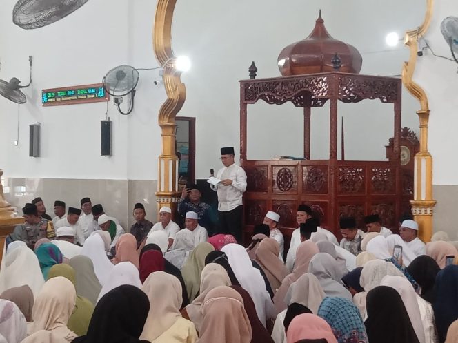 
					Bupati Kepulauan Anambas Aneng menyampaikan sambutan di hadapan ratusan jamaah pada kegiatan keagamaan di Masjid Al Kautsar, Kelurahan Letung, Kecamatan Jemaja, Kamis (18/6/2026).