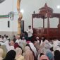 Bupati Kepulauan Anambas Aneng menyampaikan sambutan di hadapan ratusan jamaah pada kegiatan keagamaan di Masjid Al Kautsar, Kelurahan Letung, Kecamatan Jemaja, Kamis (18/6/2026).