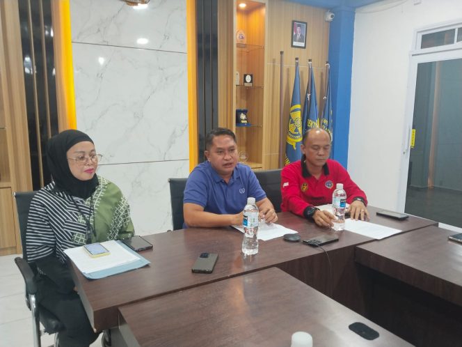 
					KSOP Kelas II Tanjungpinang saat menyampaikan klarifikasi terkait pemberitaan dugaan barang impor tanpa dokumen sekaligus menjelaskan pembagian kewenangan pengawasan kepelabuhanan, kepabeanan, dan karantina barang di Pelabuhan Sri Payung, Jumat (19/6/2026). (Foto: Istimewa)