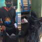 Relawan Komunitas Bersih Pantai dan Laut (KOMBE-PANTAS) menunjukkan hasil pengumpulan sampah plastik yang berhasil diangkat dari perairan Desa Tarempa Barat, Kecamatan Siantan, Jumat (19/6/2026).