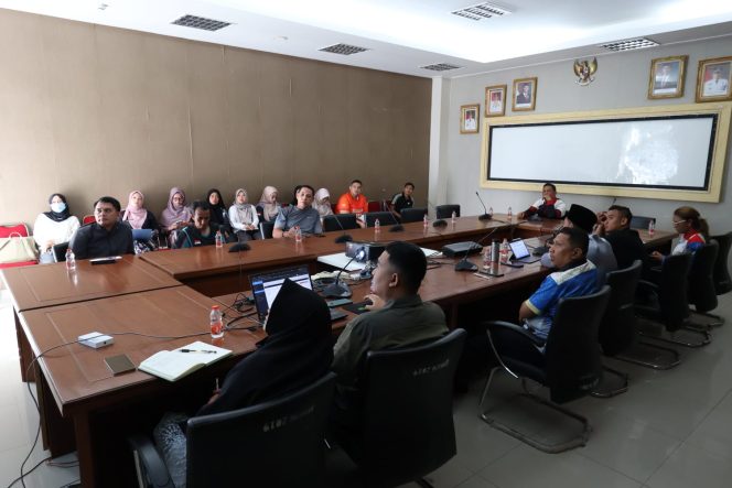 
					Sejumlah perwakilan Organisasi Perangkat Daerah (OPD) mengikuti Rapat Koordinasi Persiapan Pelaksanaan Pemantauan dan Evaluasi Kinerja Penyelenggaraan Pelayanan Publik (PEKPPP) Prioritas dan Mandiri di Ruang Rapat Kantor Bupati Kepulauan Anambas, Pasir Peti, Jumat (19/6/2026).