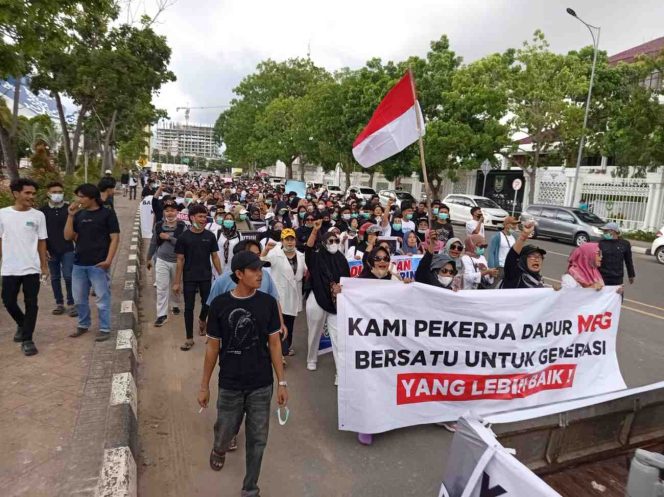 
					Ratusan pekerja dan relawan Program Makan Bergizi Gratis (MBG) Kota Batam menggelar aksi deklarasi dukungan terhadap keberlanjutan program MBG, Sabtu (20/6/2026).